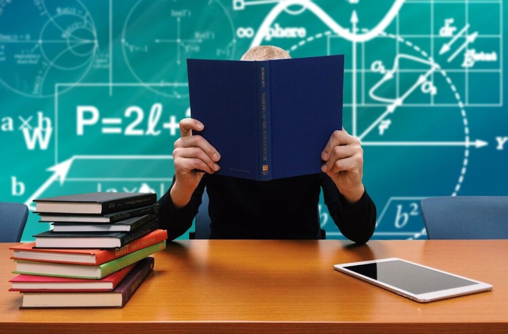 本を読んで勉強する男性