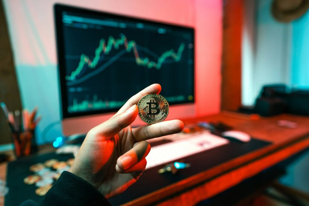 左手で持っているビットコインの硬貨