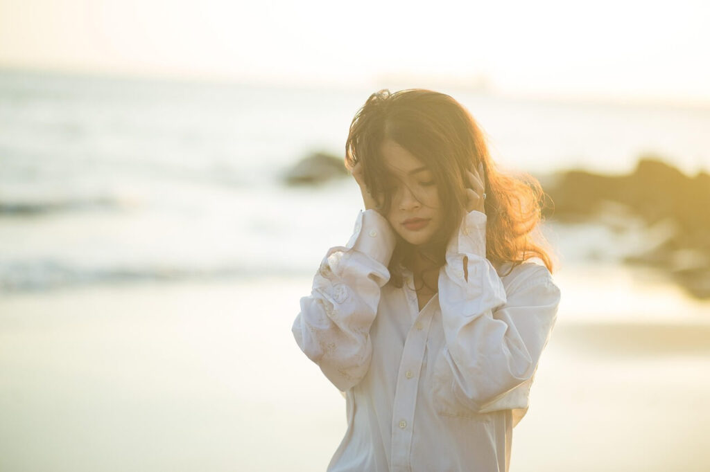 頭を押さえる女性