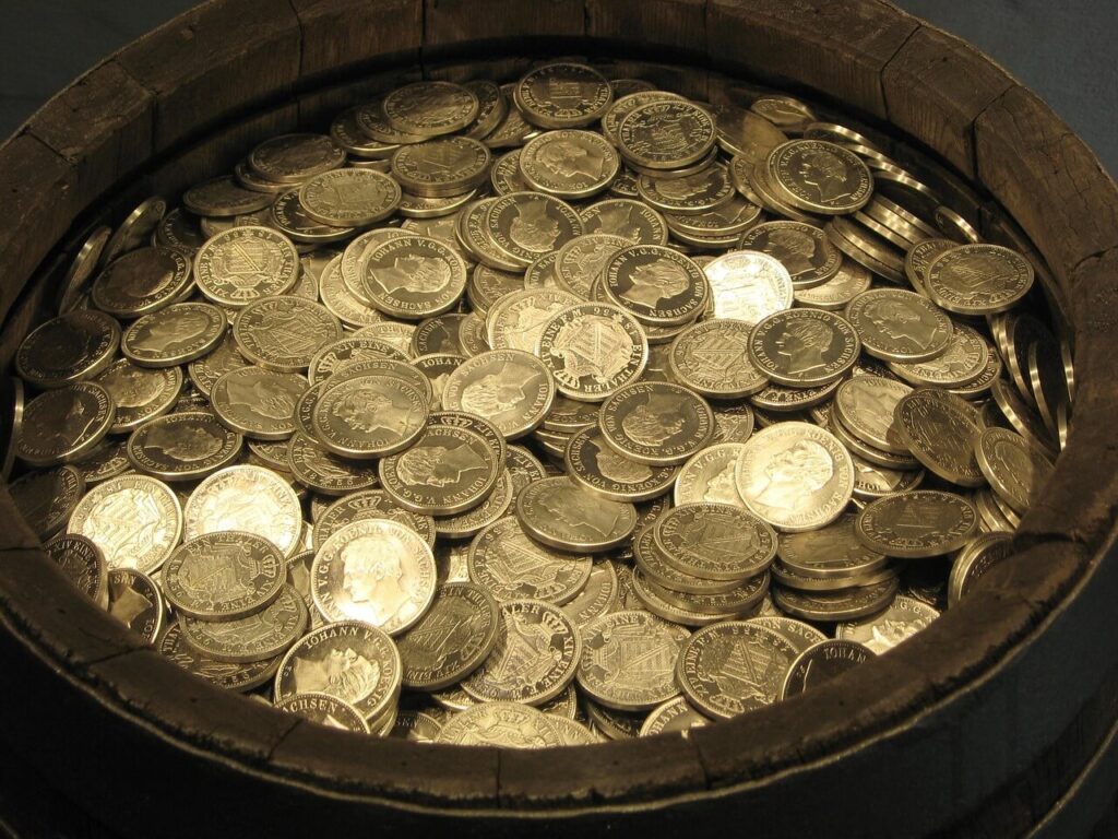 容器に入れられた大量の硬貨